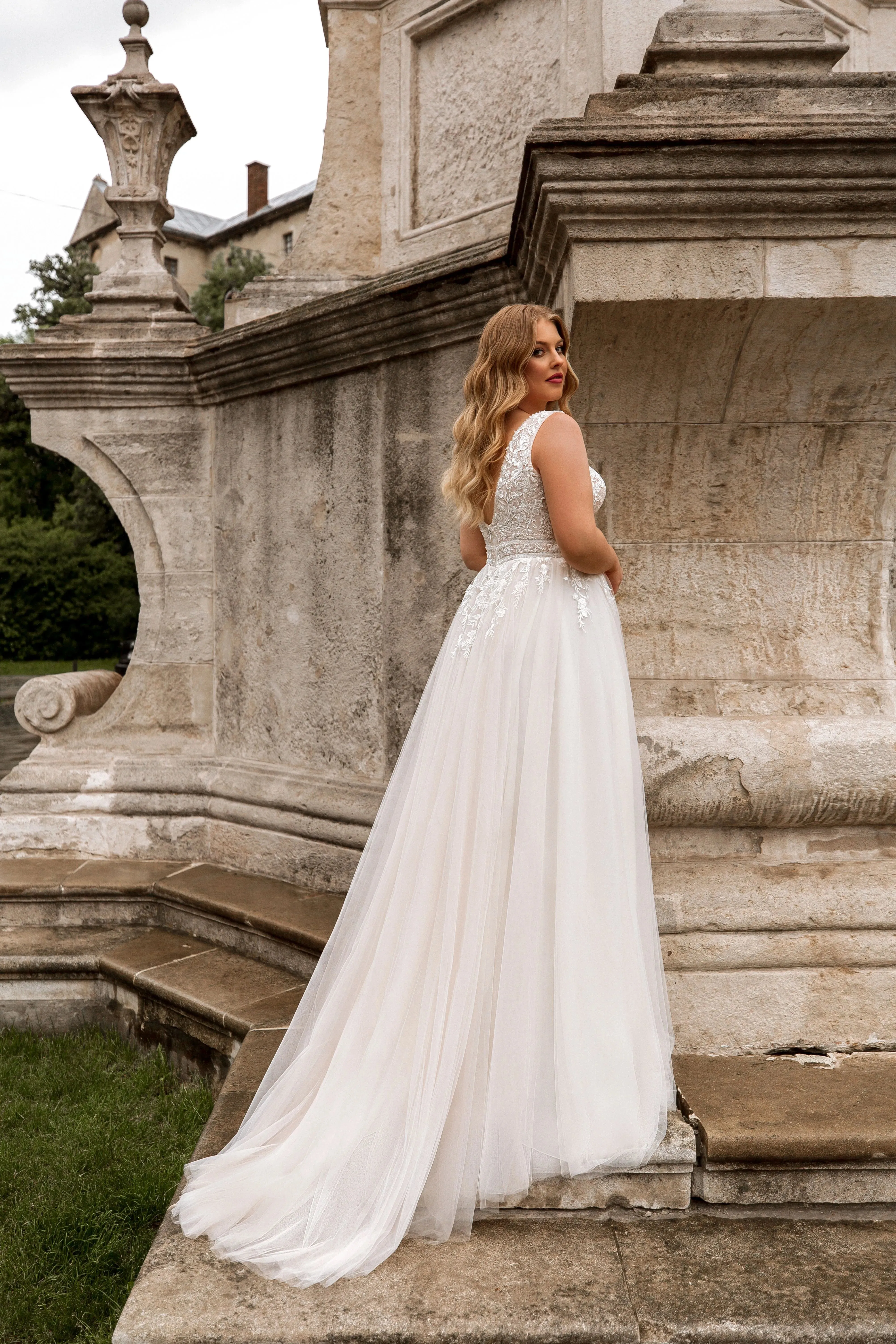Classic Spaghetti Strap Wedding Dresses Plus Size V-Neck Sleeveless Bride Gowns Applique Sweep Train A-Line Tulle Robe De Mariee