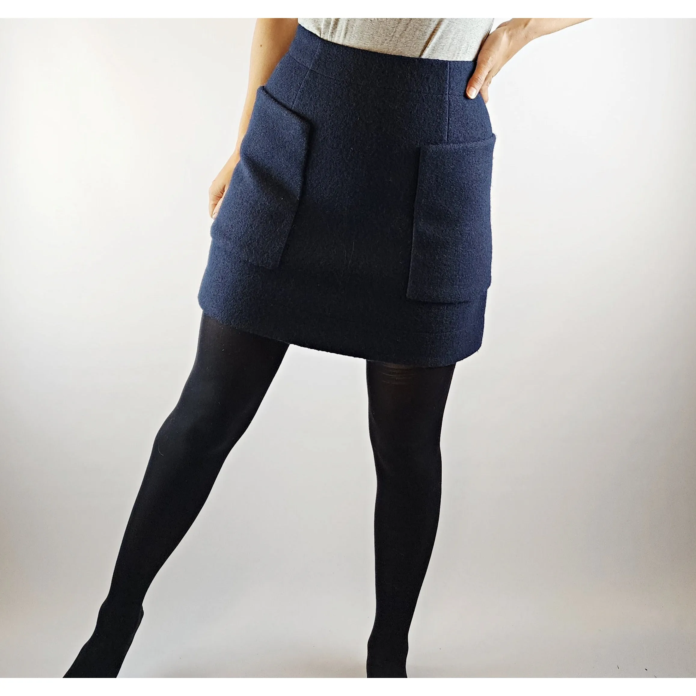 Cos dark navy 100% wool skirt with front pockets size 34 (best fits size 8)