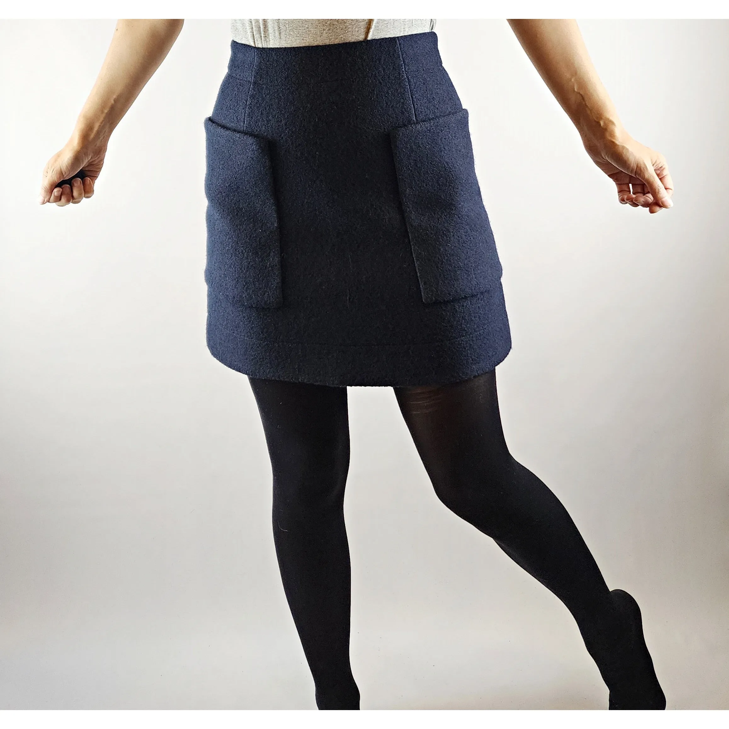 Cos dark navy 100% wool skirt with front pockets size 34 (best fits size 8)
