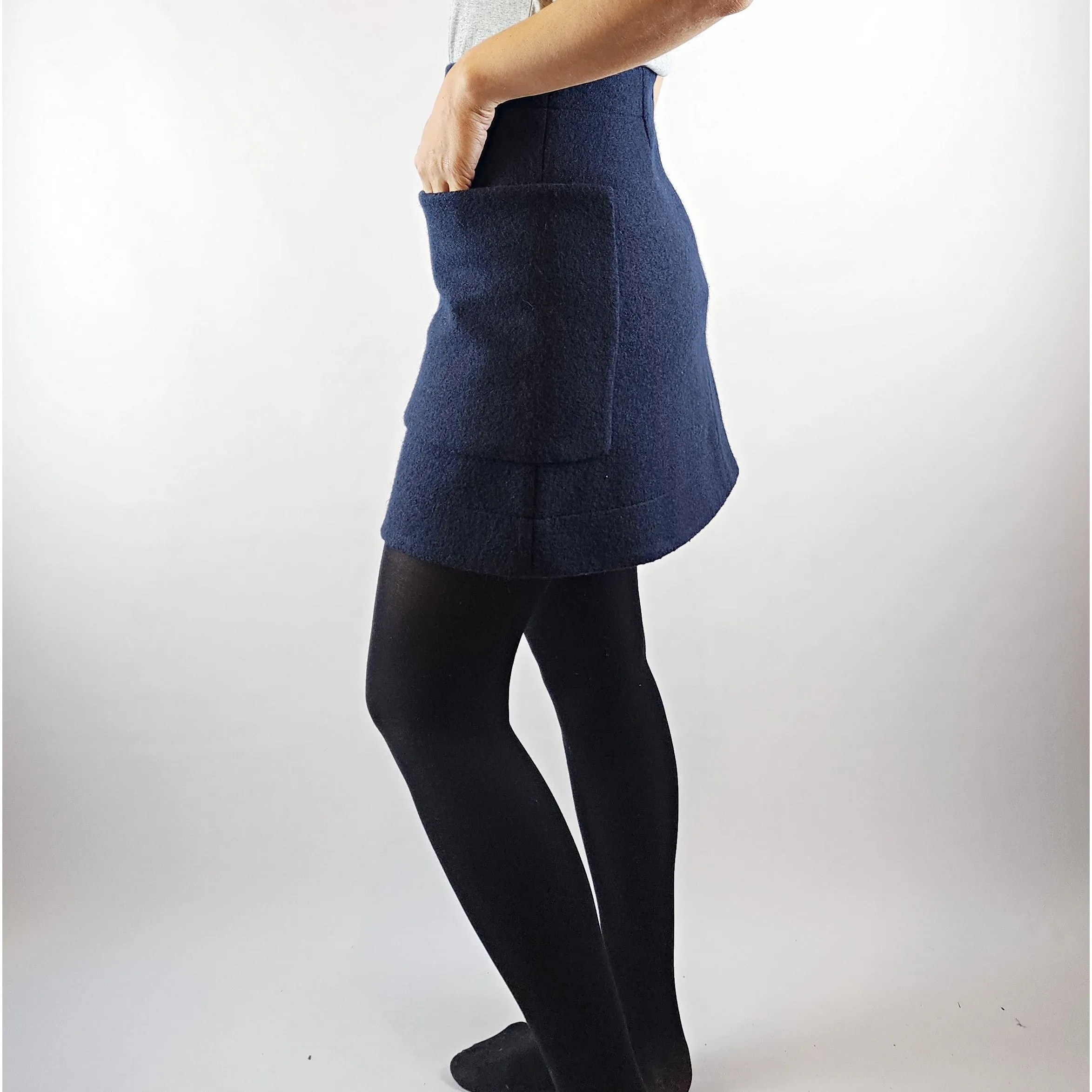 Cos dark navy 100% wool skirt with front pockets size 34 (best fits size 8)