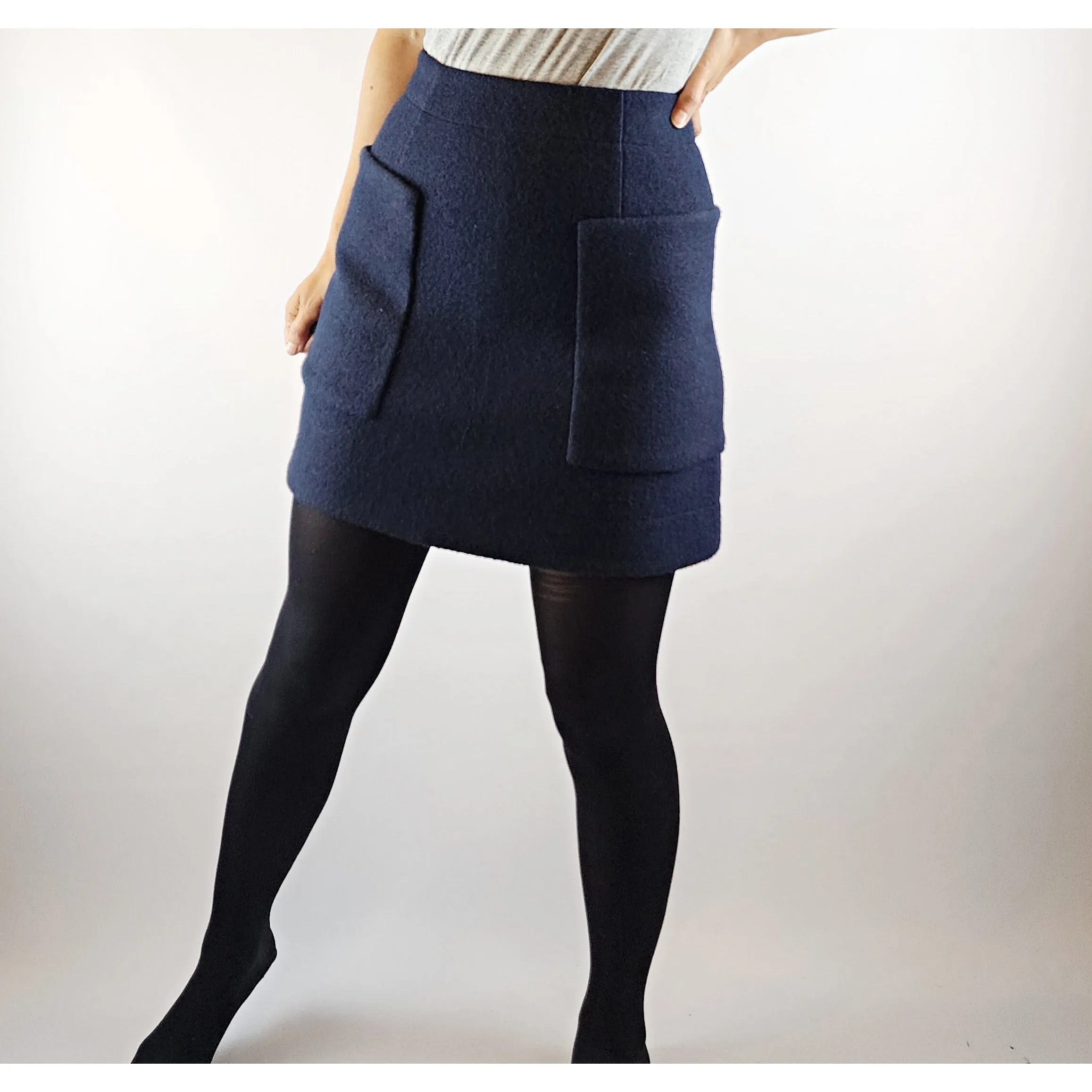 Cos dark navy 100% wool skirt with front pockets size 34 (best fits size 8)