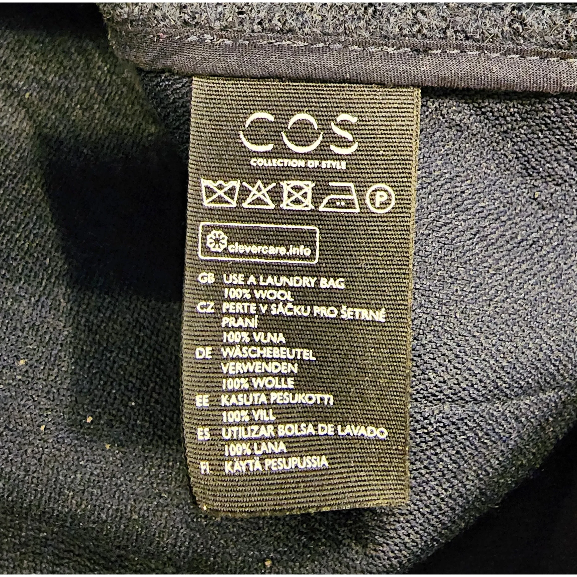 Cos dark navy 100% wool skirt with front pockets size 34 (best fits size 8)