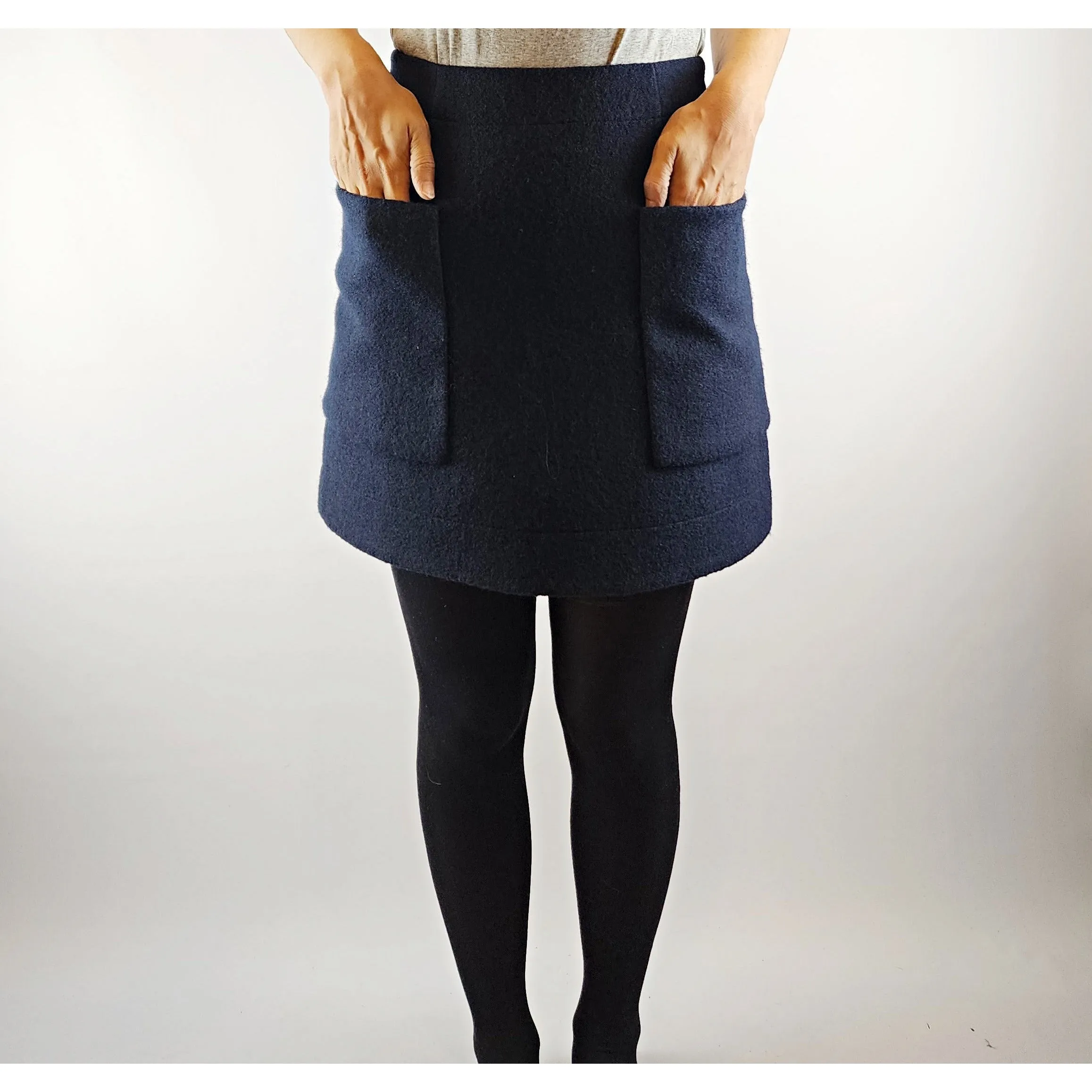 Cos dark navy 100% wool skirt with front pockets size 34 (best fits size 8)