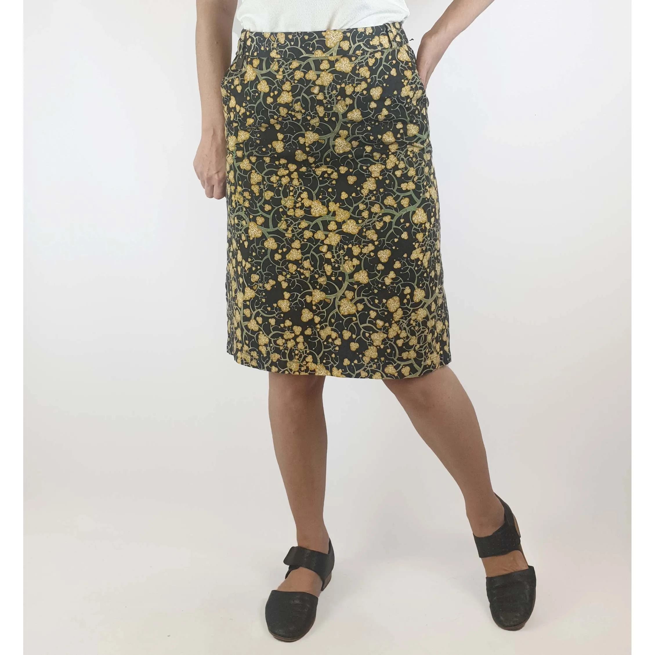 Obus preloved navy pencil skirt with unique and pretty print size 1 (best fits size 6-8)