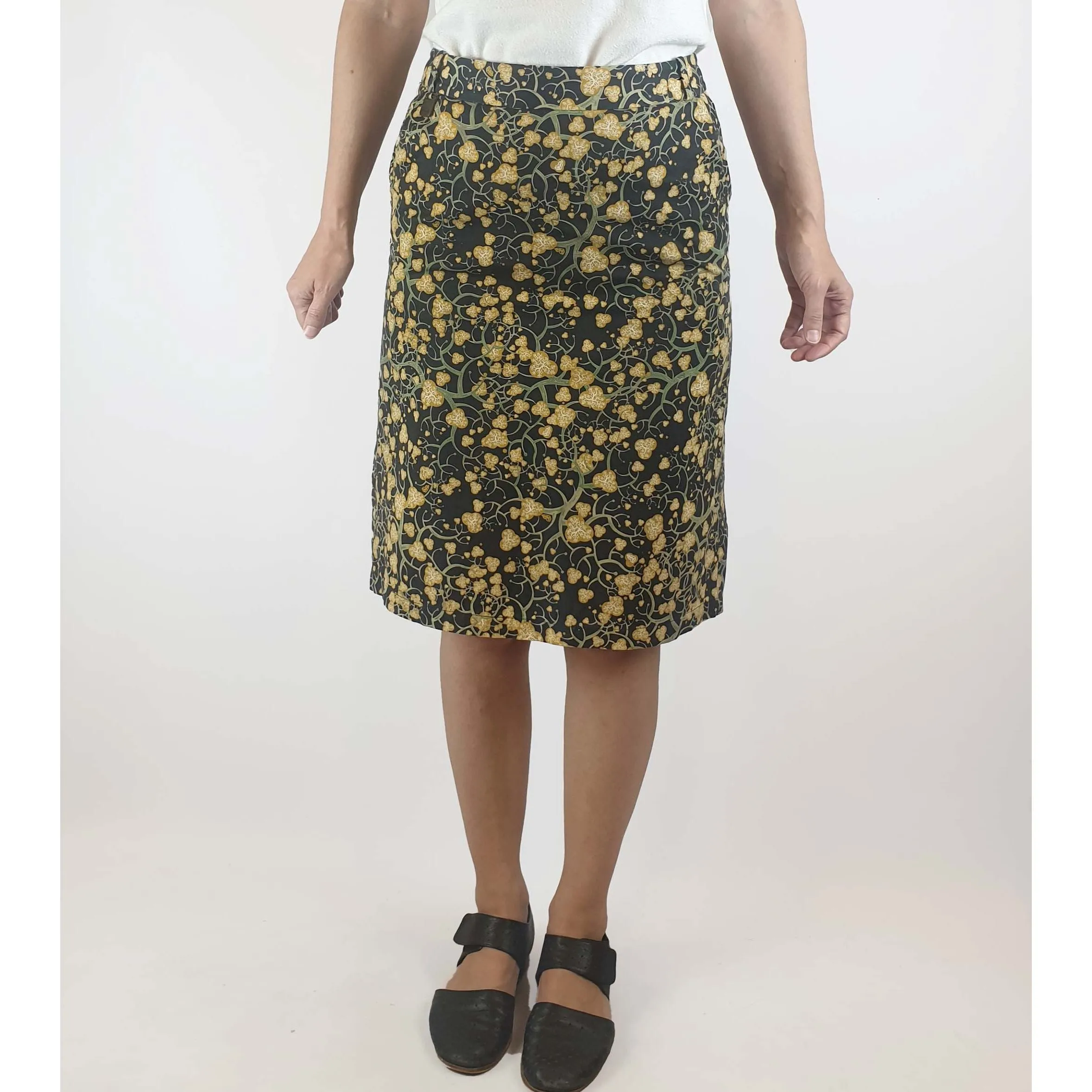 Obus preloved navy pencil skirt with unique and pretty print size 1 (best fits size 6-8)