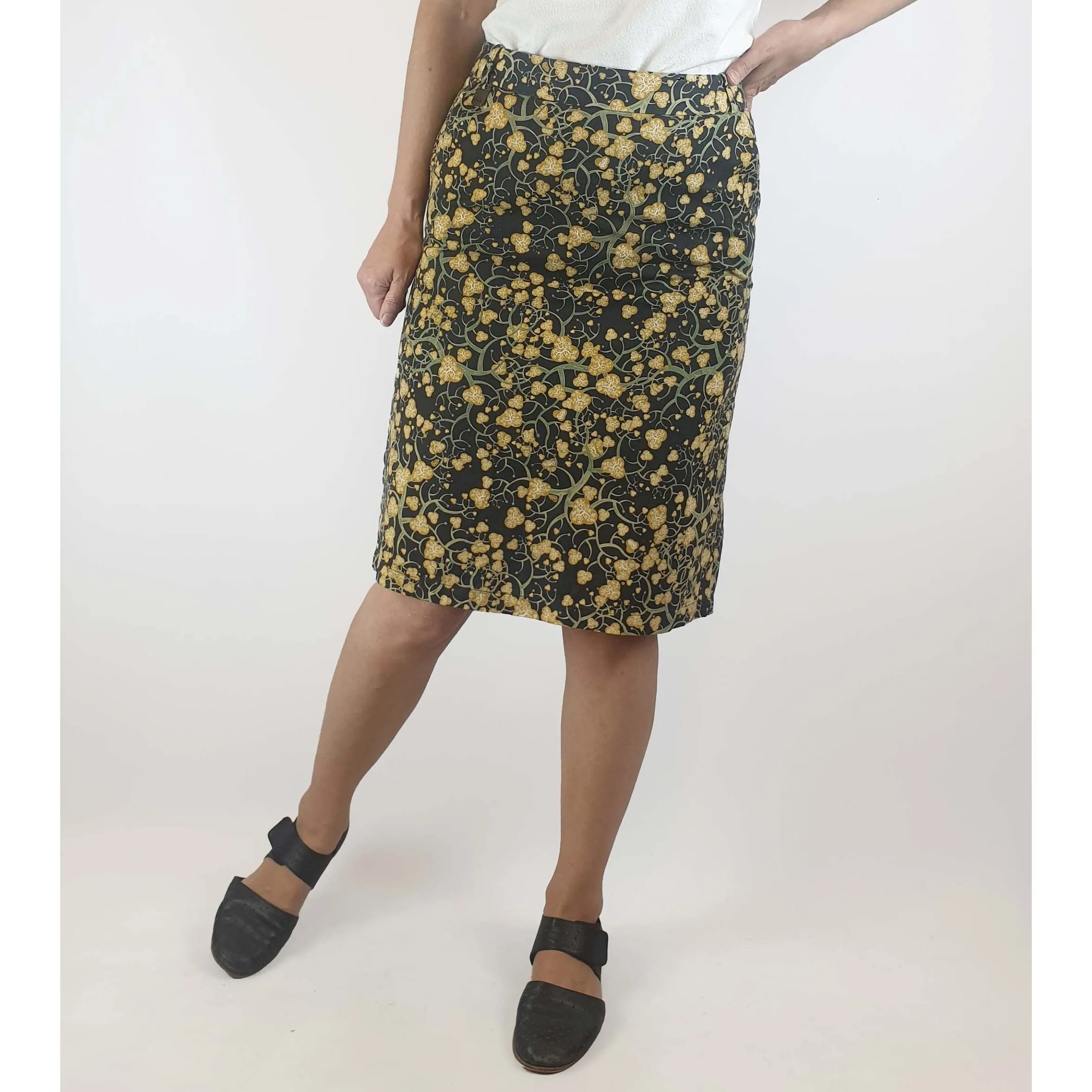 Obus preloved navy pencil skirt with unique and pretty print size 1 (best fits size 6-8)