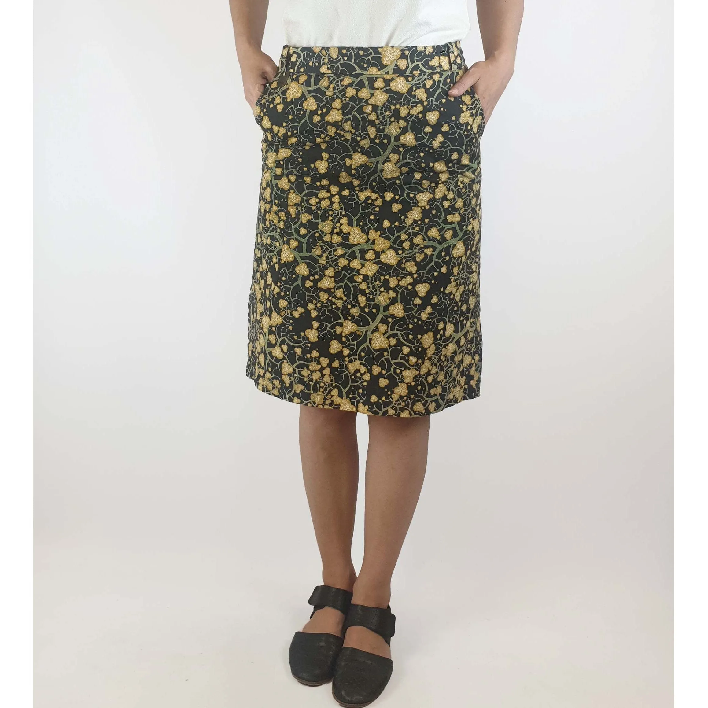Obus preloved navy pencil skirt with unique and pretty print size 1 (best fits size 6-8)