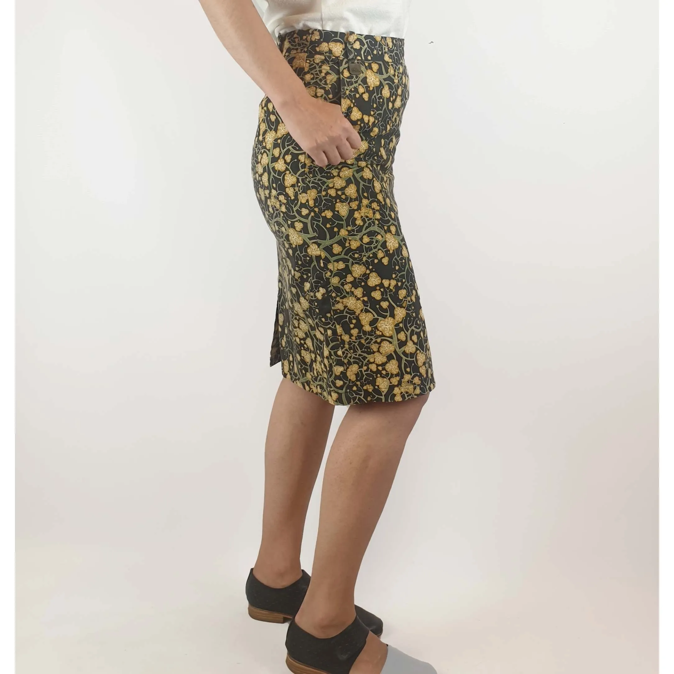 Obus preloved navy pencil skirt with unique and pretty print size 1 (best fits size 6-8)