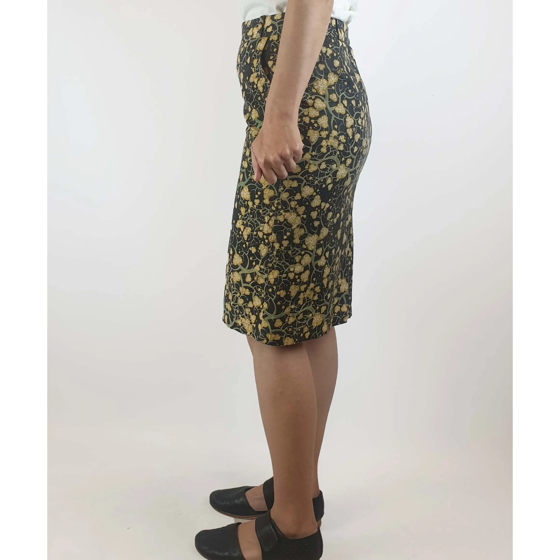 Obus preloved navy pencil skirt with unique and pretty print size 1 (best fits size 6-8)
