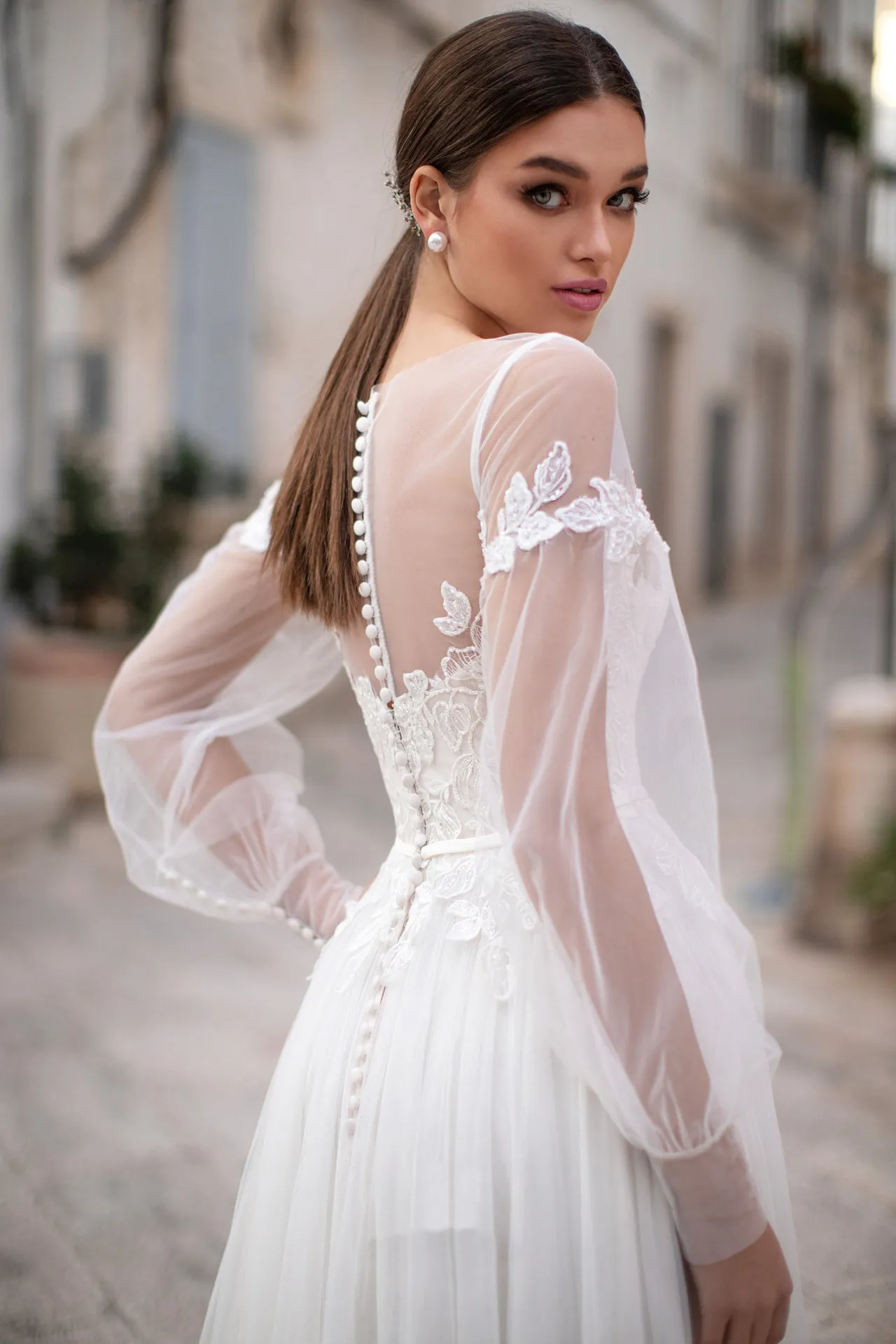 Romantic Bateau Long Sleeve Floor Length Tulle Wedding Dress With Applique And Pleats-715732