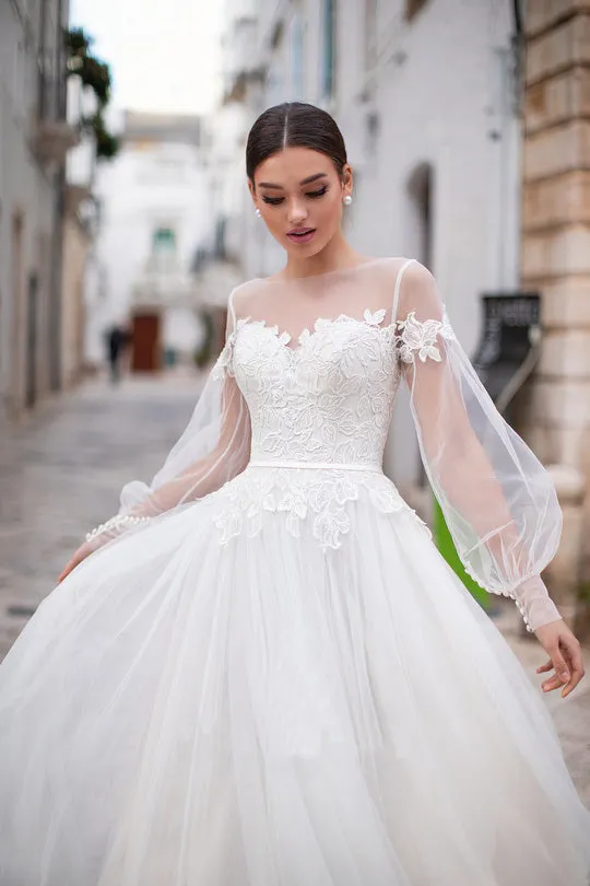 Romantic Bateau Long Sleeve Floor Length Tulle Wedding Dress With Applique And Pleats-715732