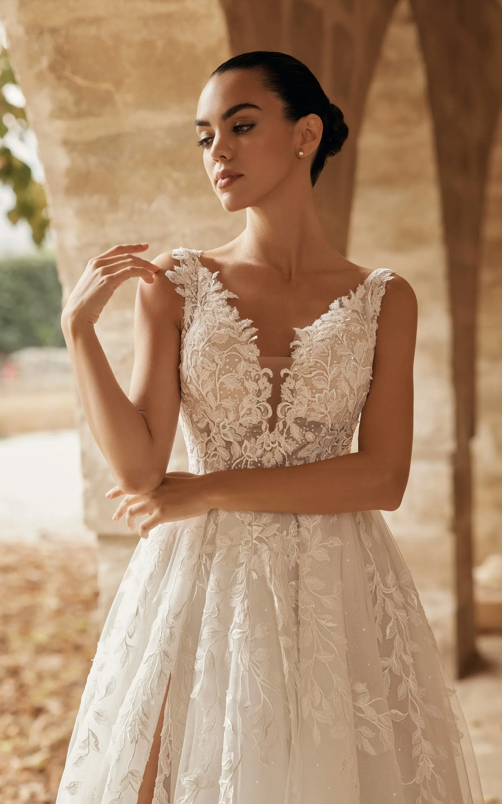 Sexy Floral Beach A-Line Boho Lace Ball Gown Wedding Dress Romantic Princess Garden Plunging Button Back Gown with Split Front
