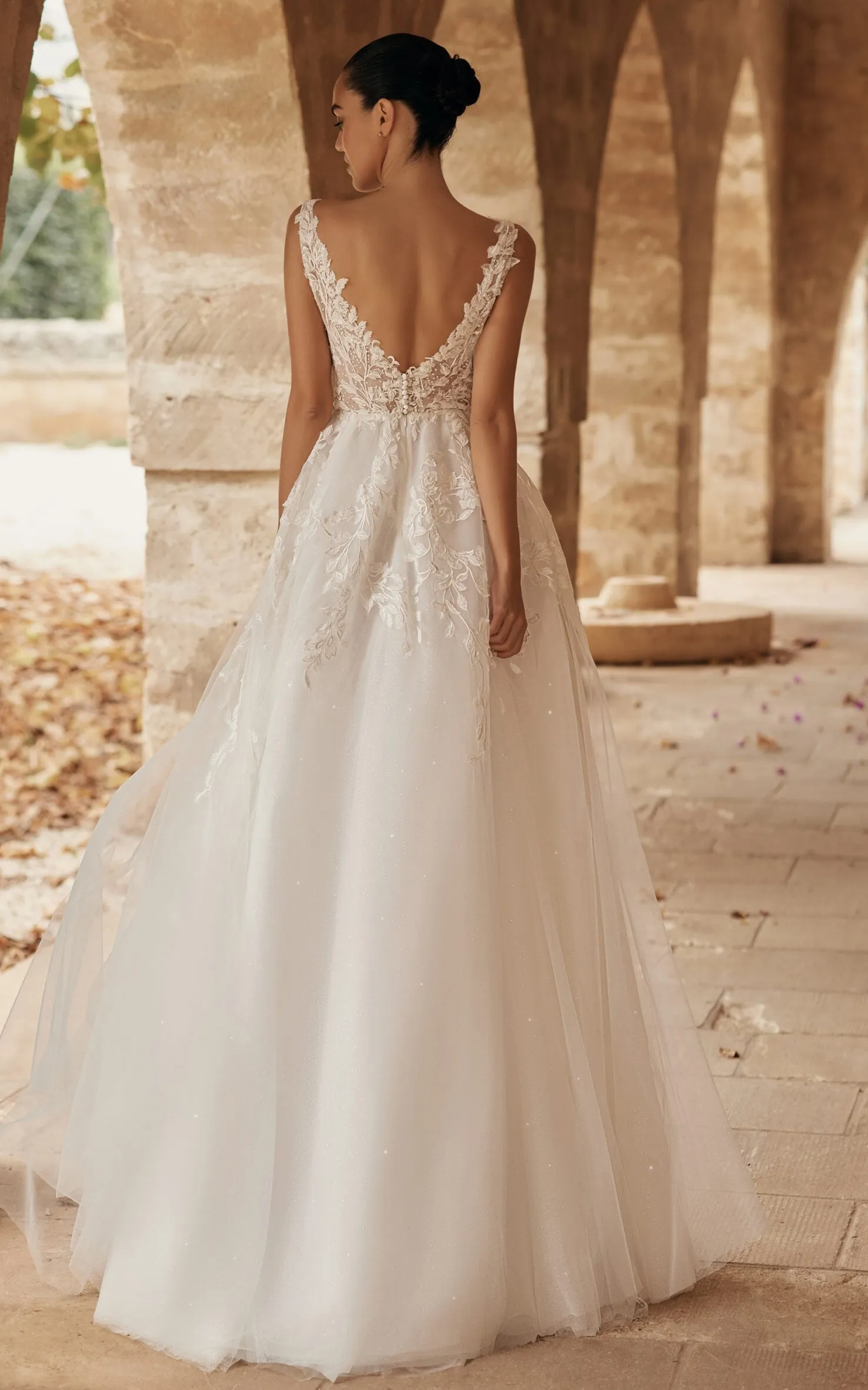 Sexy Floral Beach A-Line Boho Lace Ball Gown Wedding Dress Romantic Princess Garden Plunging Button Back Gown with Split Front