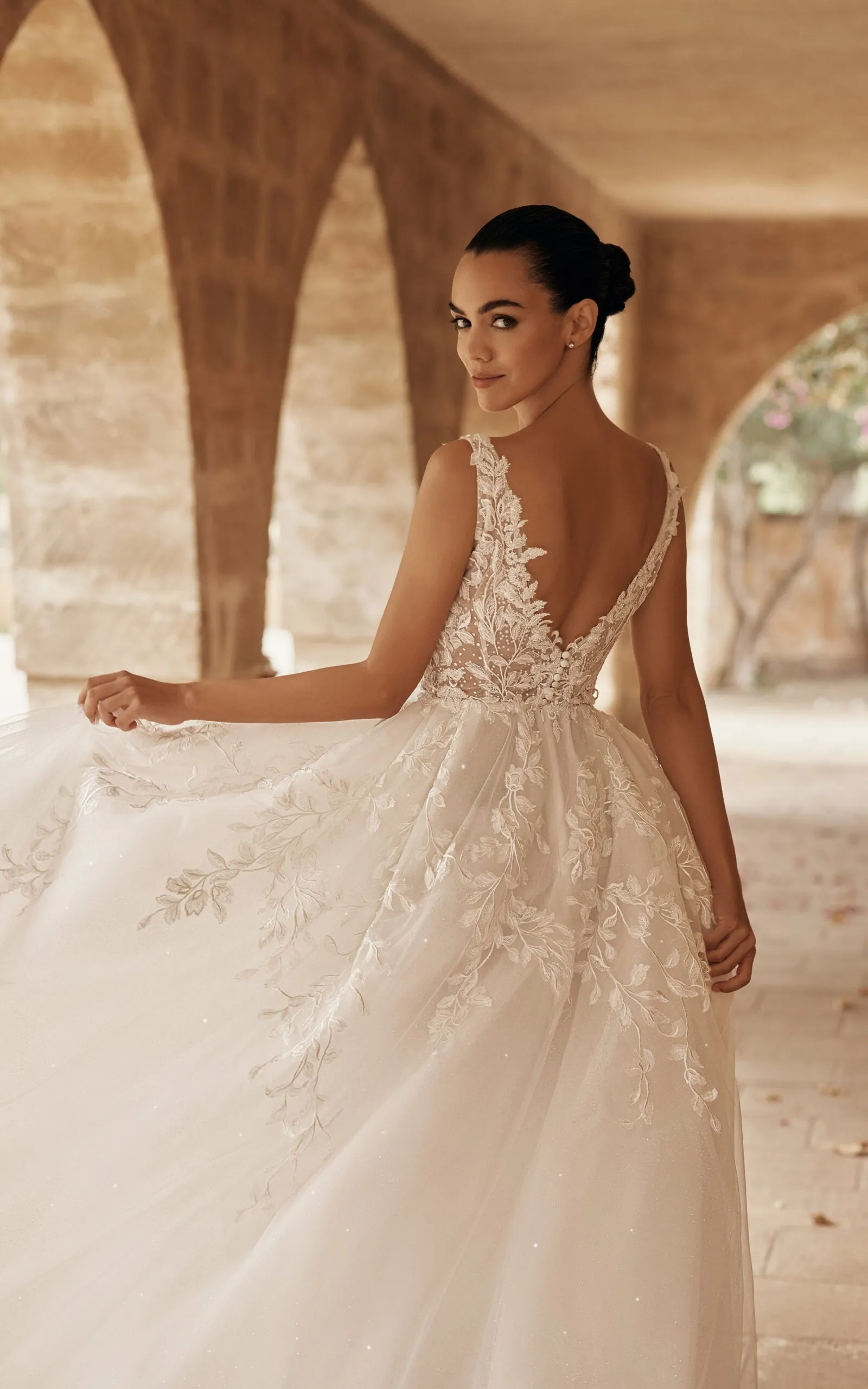 Sexy Floral Beach A-Line Boho Lace Ball Gown Wedding Dress Romantic Princess Garden Plunging Button Back Gown with Split Front